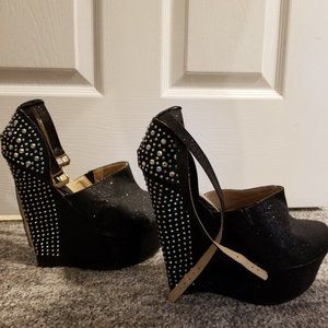 Cute closed toe wedges with ankle strap.